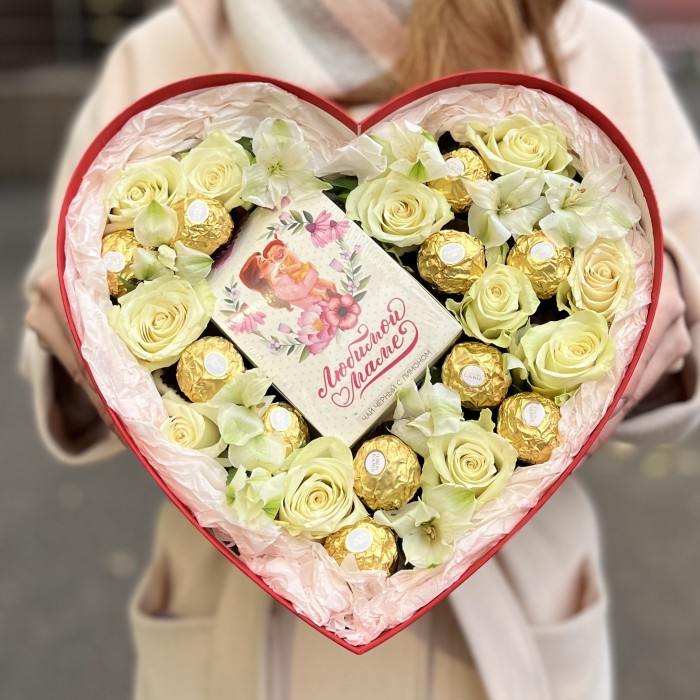 Коробка Сердце с розами и конфетами Маме