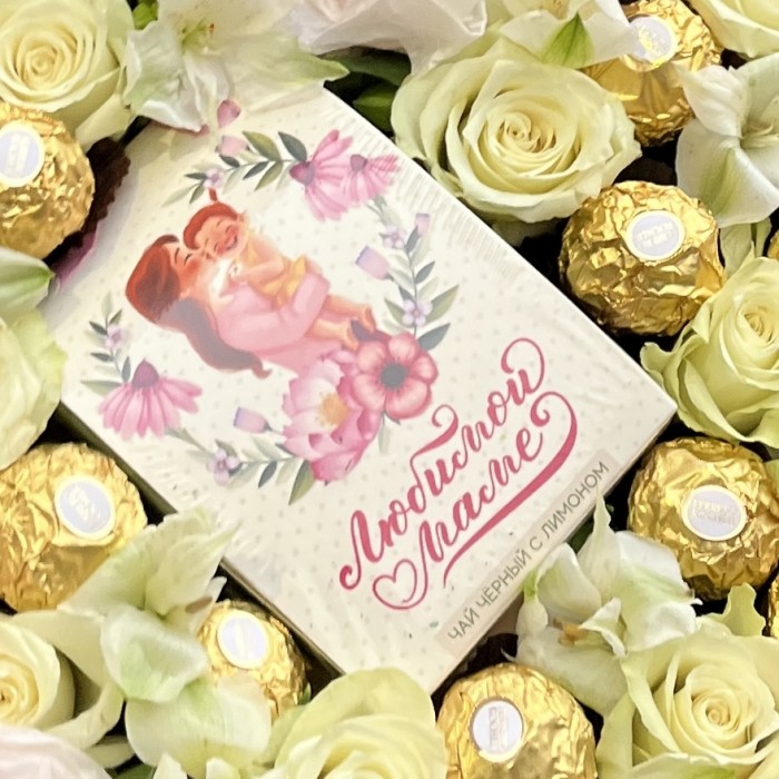 Коробка Сердце с розами и конфетами Маме