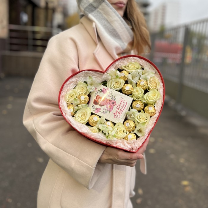 Коробка Сердце с розами и конфетами Маме
