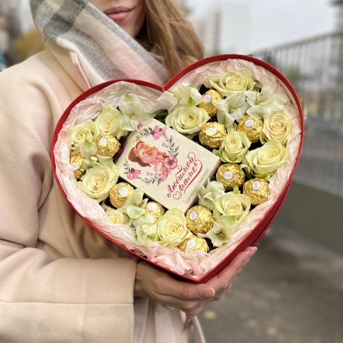 Коробка Сердце с розами и конфетами Маме