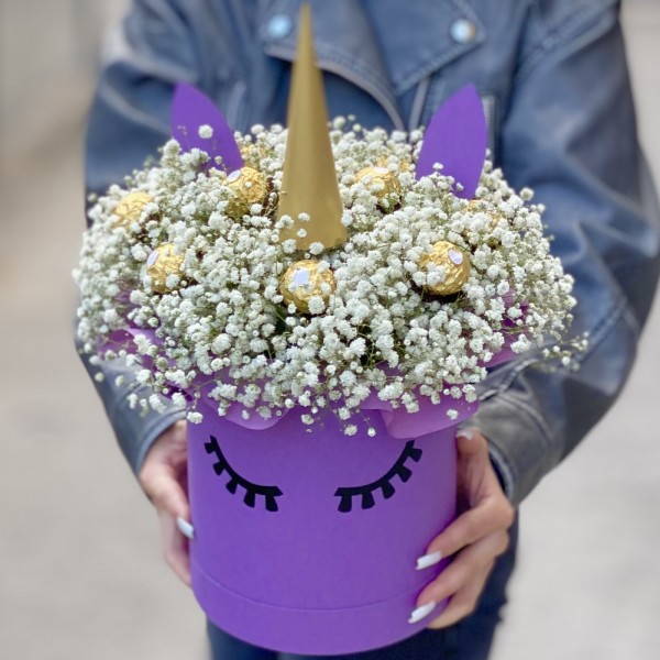 Коробка Единорог с белой гипсофилой и конфетами