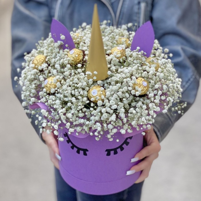 Коробка Единорог с белой гипсофилой и конфетами