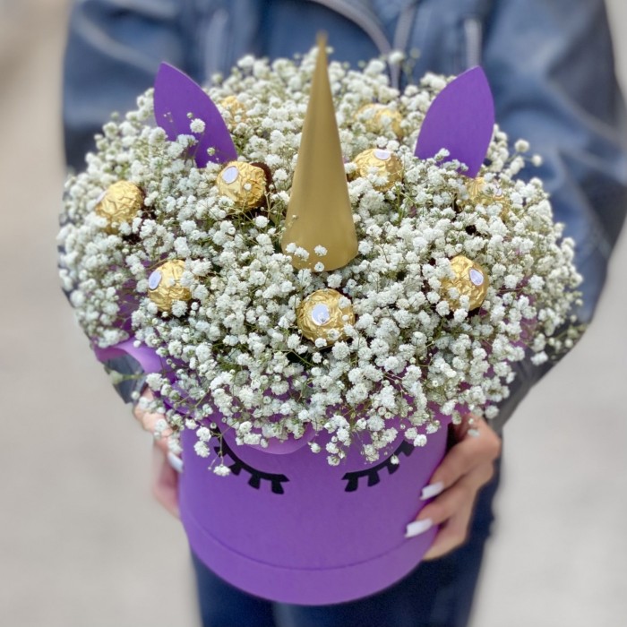 Коробка Единорог с белой гипсофилой и конфетами