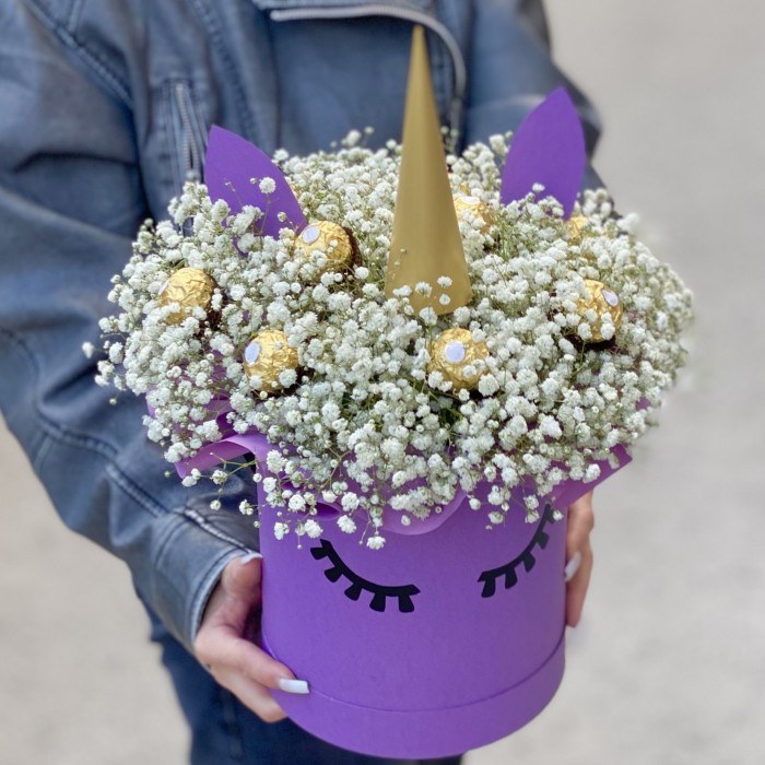 Коробка Единорог с белой гипсофилой и конфетами