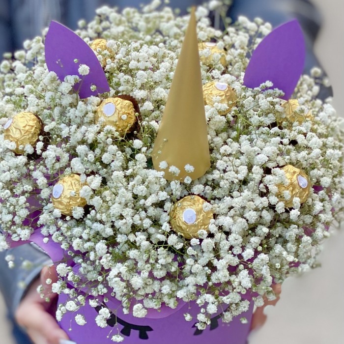 Коробка Единорог с белой гипсофилой и конфетами