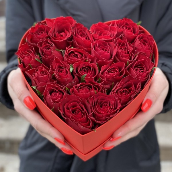 Коробка Искренняя Любовь с красными розами