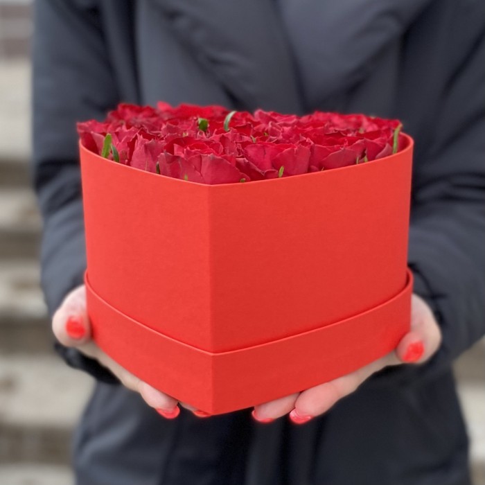 Коробка Искренняя Любовь с красными розами