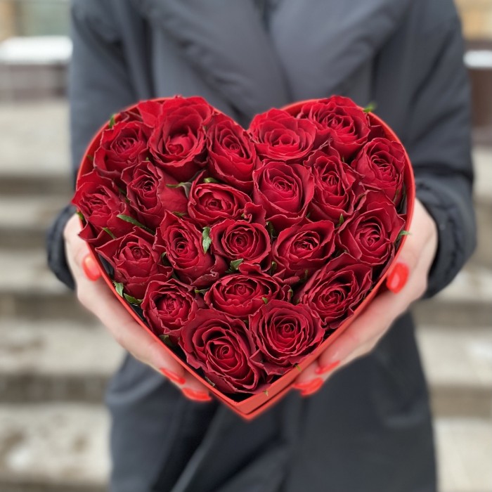 Коробка Искренняя Любовь с красными розами