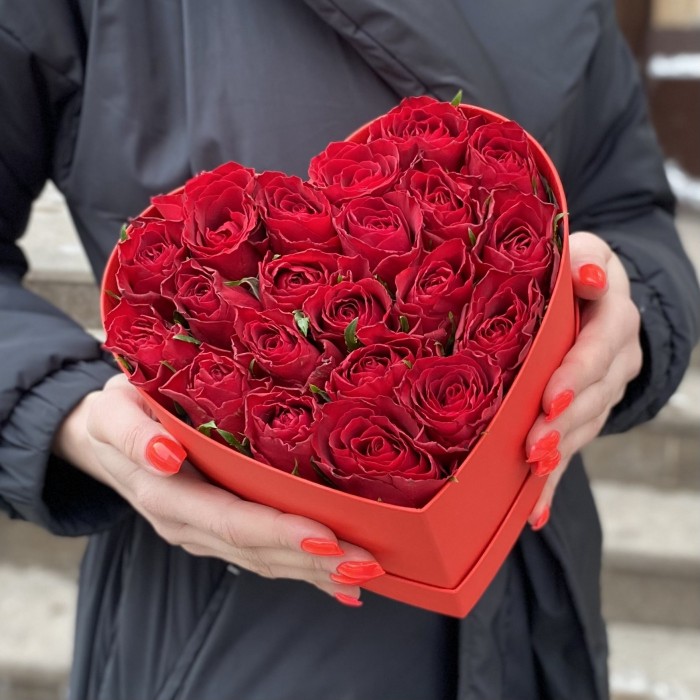 Коробка Искренняя Любовь с красными розами