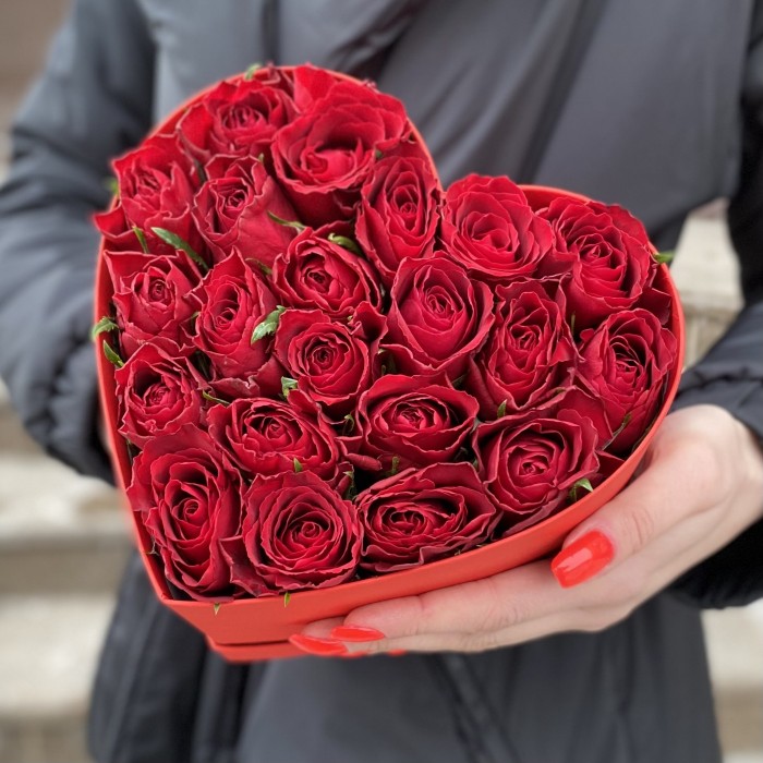 Коробка Искренняя Любовь с красными розами
