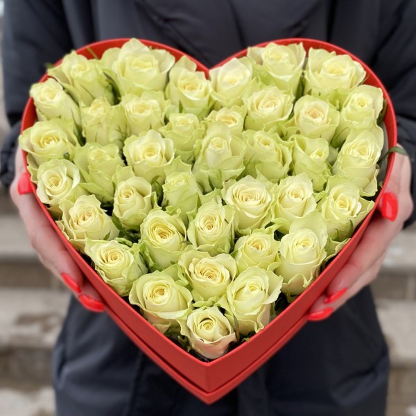 Коробка Нежное Сердце с  белыми розами