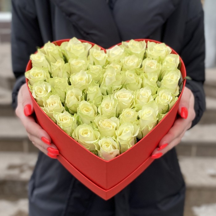 Коробка Нежное Сердце с  белыми розами