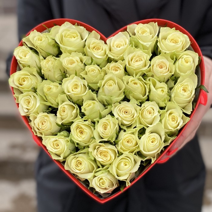 Коробка Нежное Сердце с  белыми розами