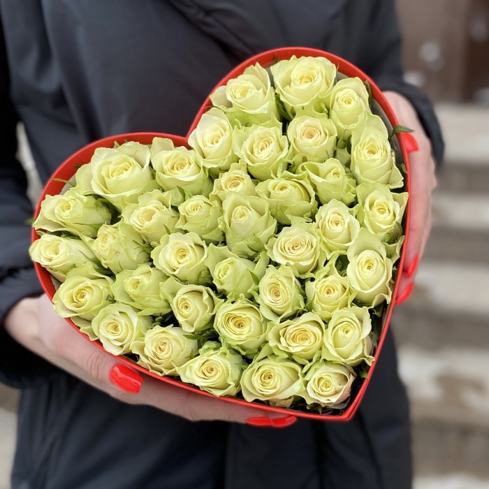 Коробка Нежное Сердце с  белыми розами