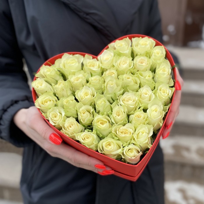 Коробка Нежное Сердце с  белыми розами