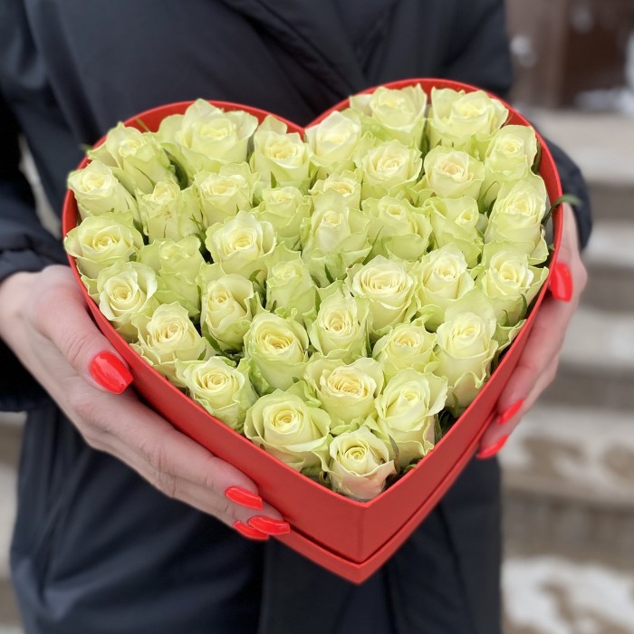 Коробка Нежное Сердце с  белыми розами