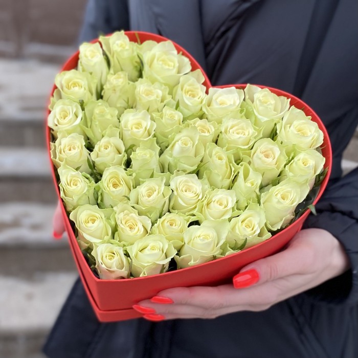 Коробка Нежное Сердце с  белыми розами