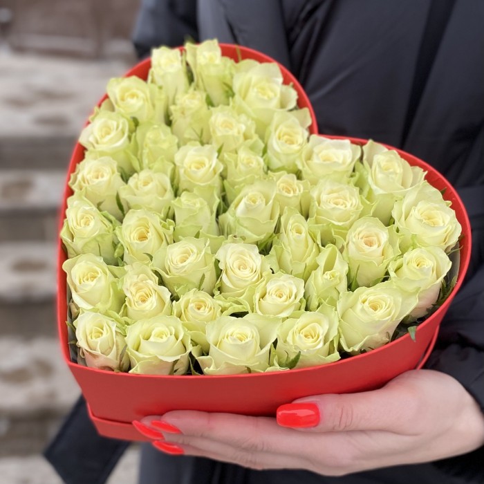 Коробка Нежное Сердце с  белыми розами
