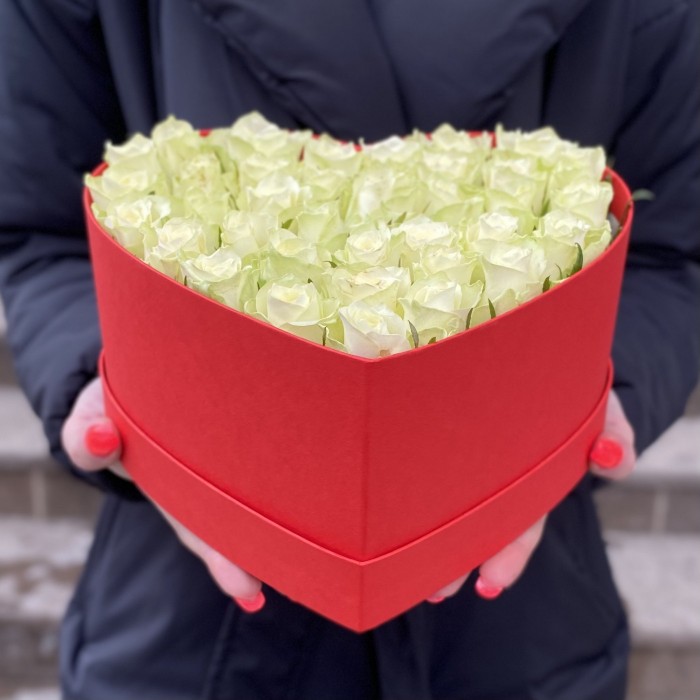 Коробка Нежное Сердце с  белыми розами