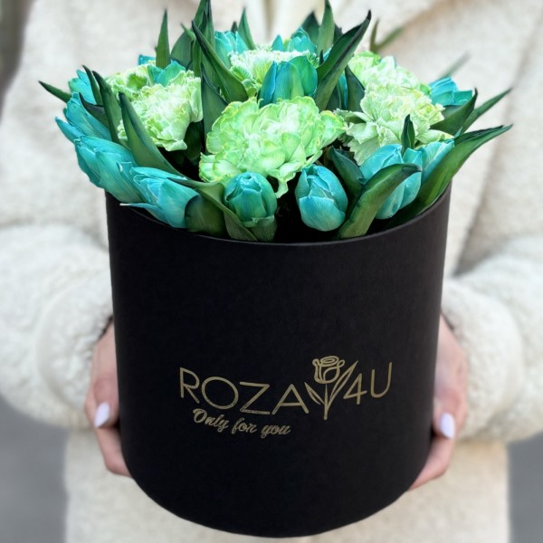 Коробка с 15 бирюзовыми тюльпанами и диантусами