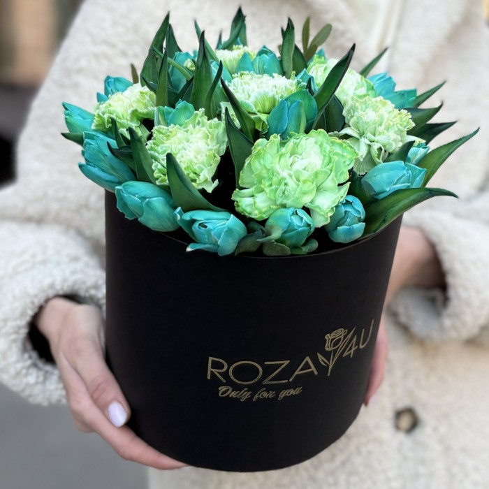 Коробка с 15 бирюзовыми тюльпанами и диантусами