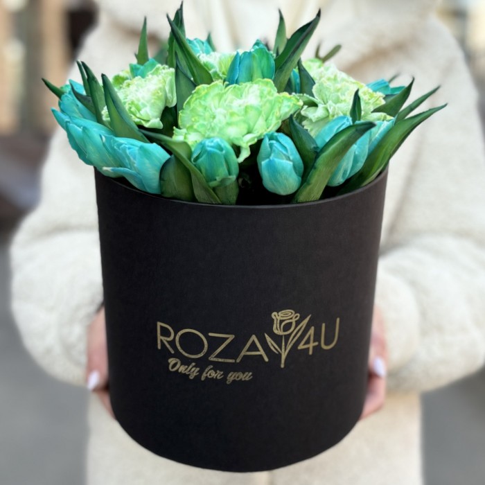 Коробка с 15 бирюзовыми тюльпанами и диантусами