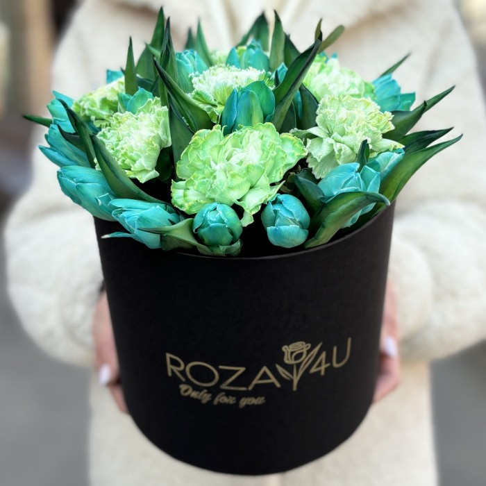 Коробка с 15 бирюзовыми тюльпанами и диантусами