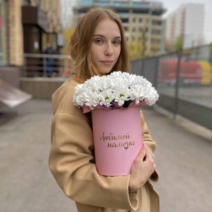 Коробка с белыми хризантемами Любимой Мамочке