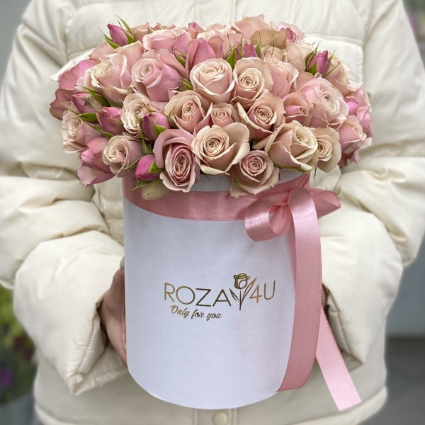 Коробка с кустовой пионовидной розой Дестини