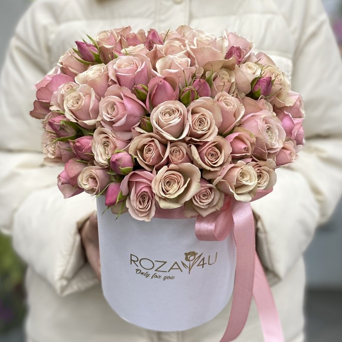 Коробка с кустовой пионовидной розой Дестини