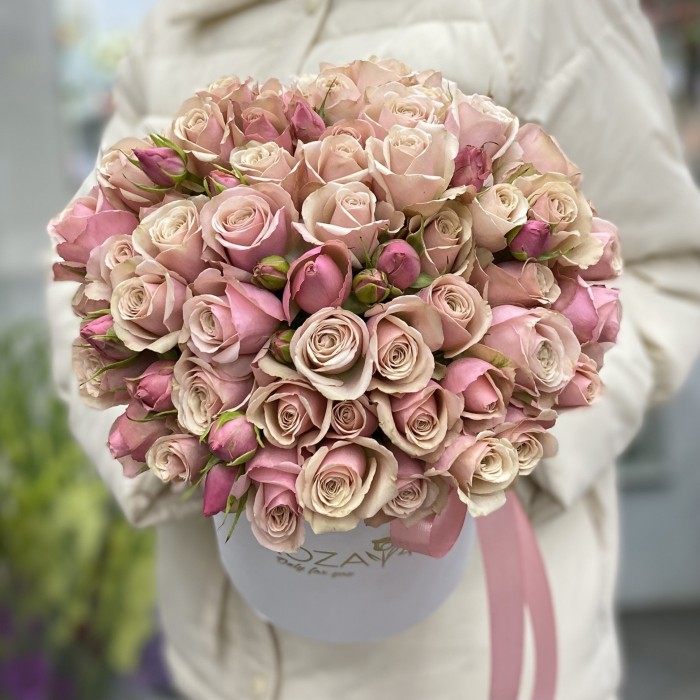 Коробка с кустовой пионовидной розой Дестини