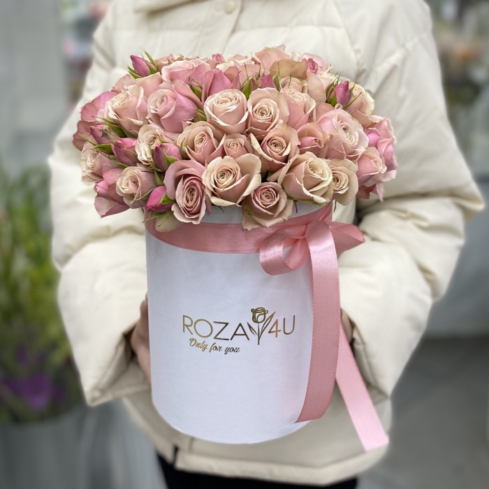 Коробка с кустовой пионовидной розой Дестини