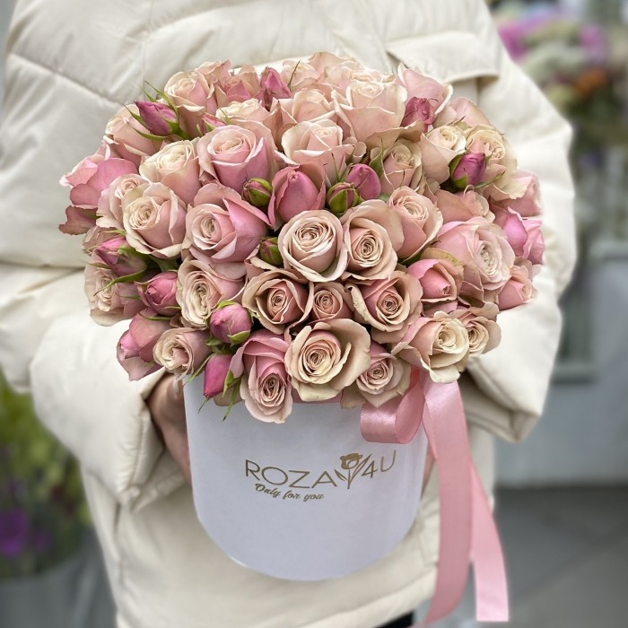 Коробка с кустовой пионовидной розой Дестини