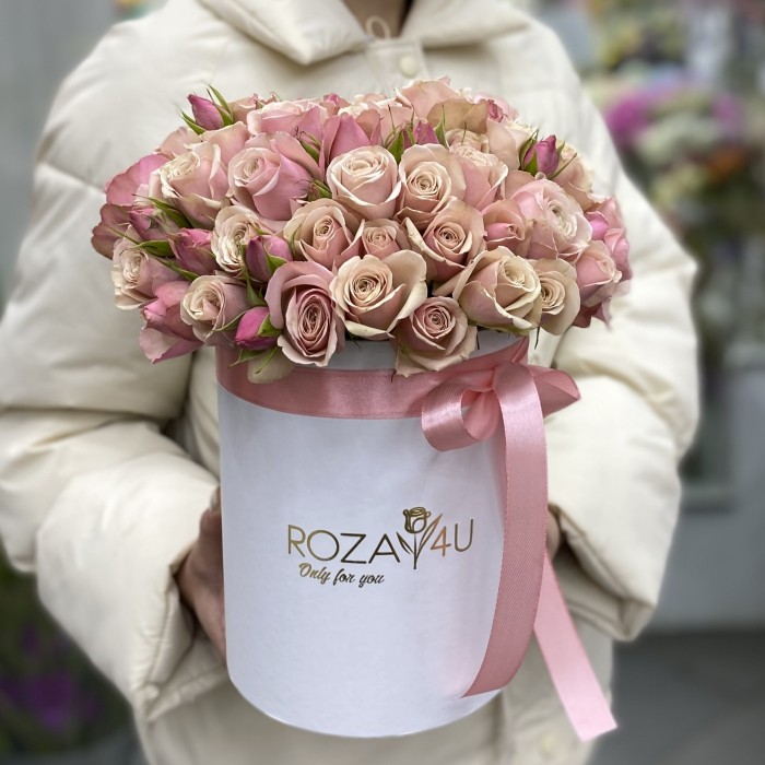 Коробка с кустовой пионовидной розой Дестини