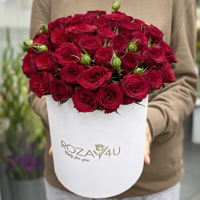 Коробка с красными кустовыми розами Велвет Блоссом