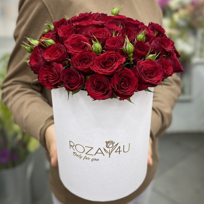 Коробка с красными кустовыми розами Велвет Блоссом