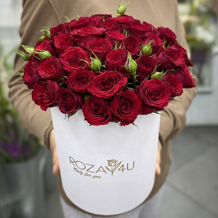 Коробка с красными кустовыми розами Велвет Блоссом