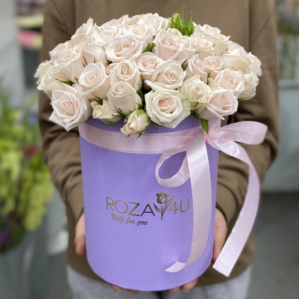 Коробка с розовыми кустовыми розами Роял Порцелина