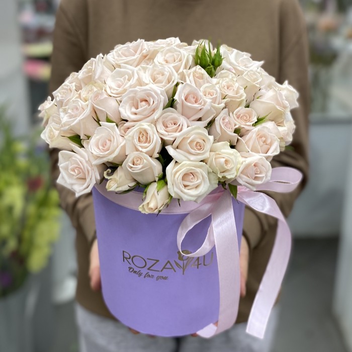 Коробка с розовыми кустовыми розами Роял Порцелина