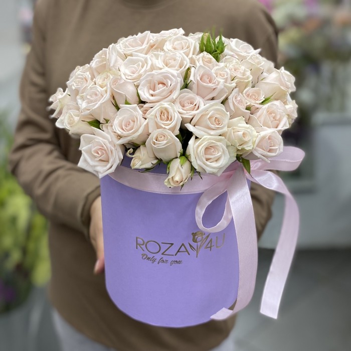 Коробка с розовыми кустовыми розами Роял Порцелина