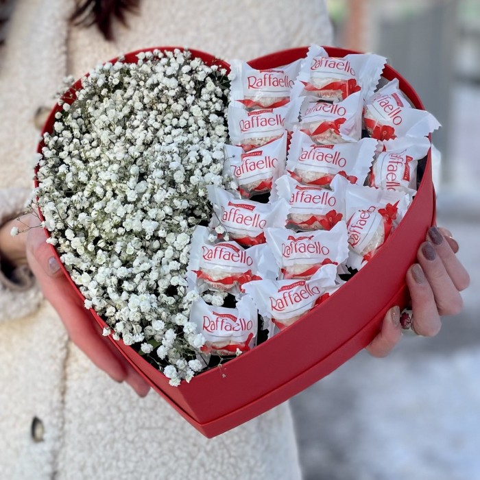 Коробка Сердце с Гипсофилой и  конфетами Рафаэлло