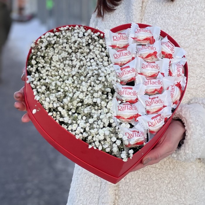 Коробка Сердце с Гипсофилой и  конфетами Рафаэлло