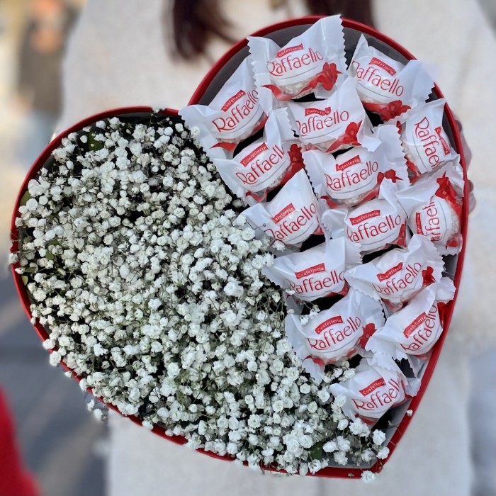 Коробка Сердце с Гипсофилой и  конфетами Рафаэлло