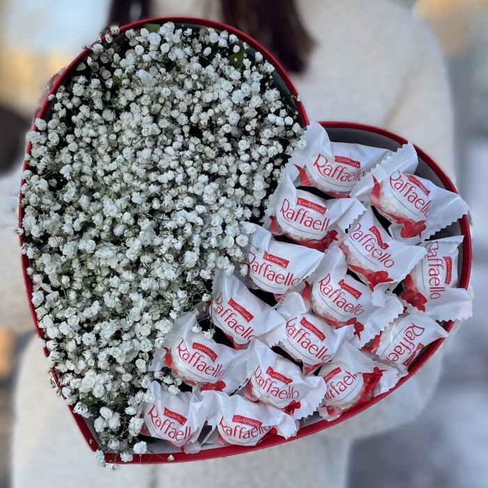 Коробка Сердце с Гипсофилой и  конфетами Рафаэлло