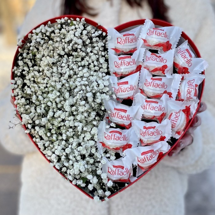 Коробка Сердце с Гипсофилой и  конфетами Рафаэлло