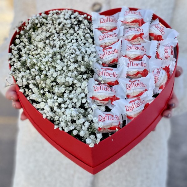 Коробка Сердце с Гипсофилой и  конфетами Рафаэлло