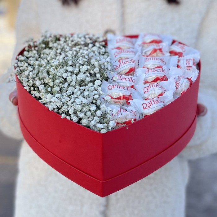 Коробка Сердце с Гипсофилой и  конфетами Рафаэлло