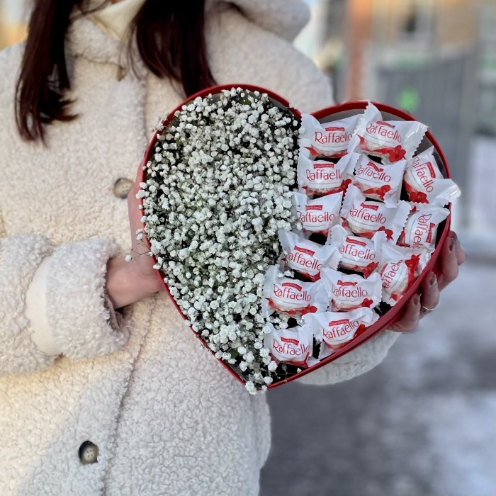 Коробка Сердце с Гипсофилой и  конфетами Рафаэлло