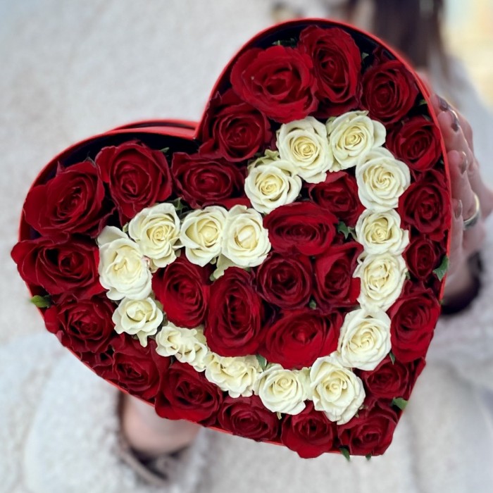 Коробка Сердце с красными и белыми кустовыми розами