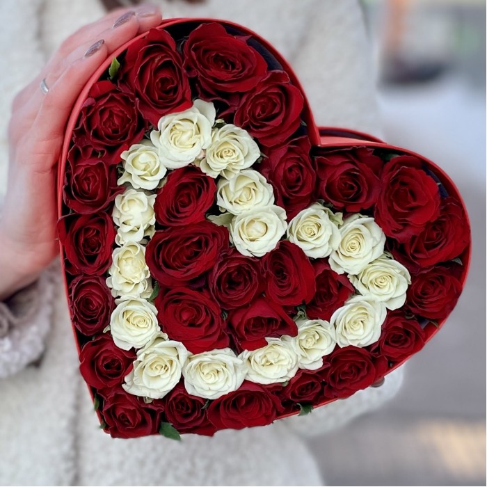 Коробка Сердце с красными и белыми кустовыми розами